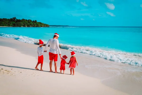 Father with kids on tropical Christmas vacation — Stock Photo, Image