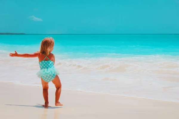 Niña correr jugar con olas en la playa —  Fotos de Stock