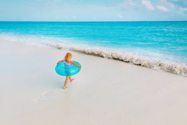 Niña con flotador ir a nadar en la playa tropical —  Fotos de Stock