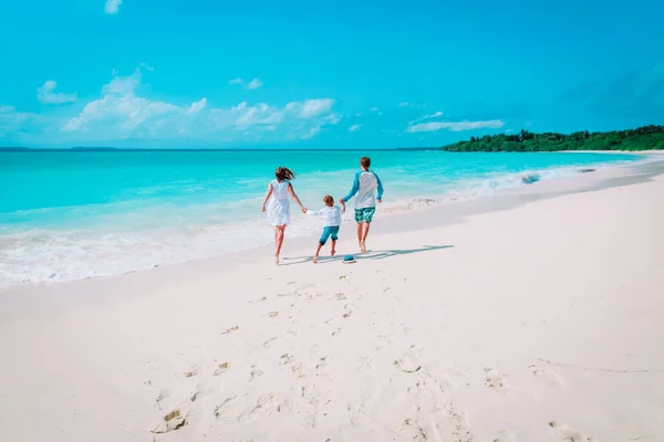 Familie mit Kind spielt am Strand, Mama, Papa und Sohn genießen Urlaub — Stockfoto