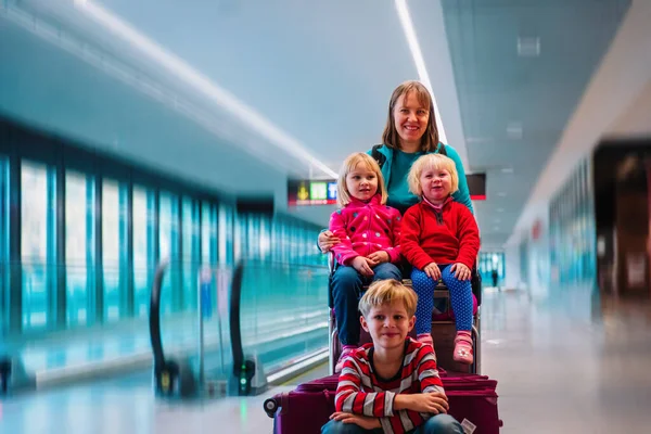 Anya három gyerekkel utazni a repülőtéren, családi utazás — Stock Fotó