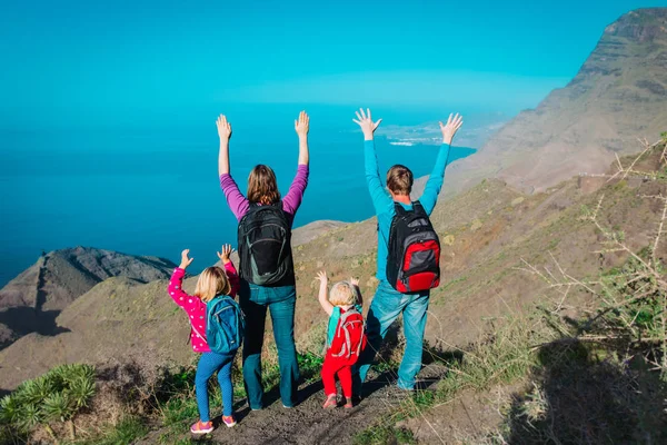 Mamma, pappa med barn reser i bergen nära havet, familj på Kanarieöarna, Spanien — Stockfoto