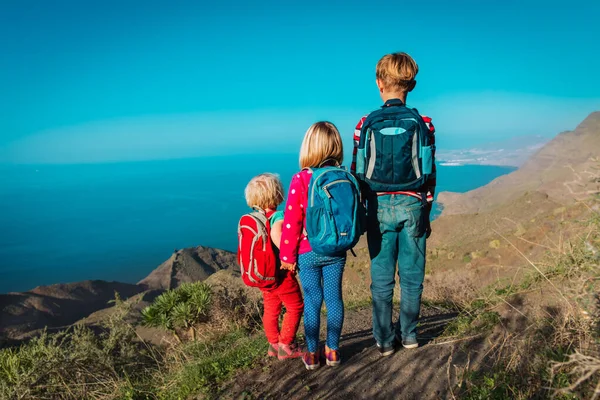 Kinder-Junge und Mädchen - Reisen in den Bergen am Meer, Familie auf den Kanarischen Inseln, Spanien — Stockfoto