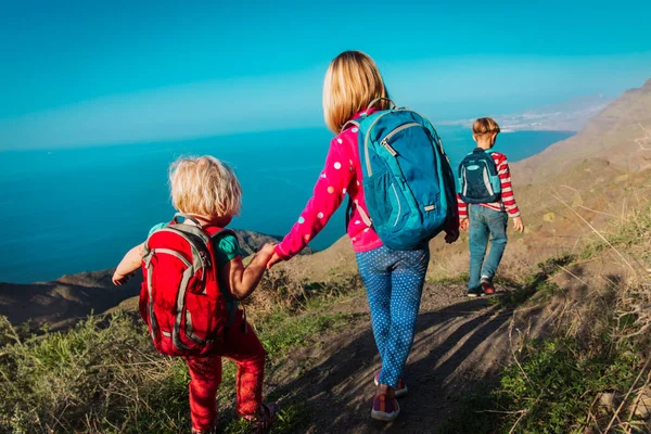 Kids-boy e meninas- viajar em montanhas perto do mar, família em ilhas Canárias, Espanha — Fotografia de Stock