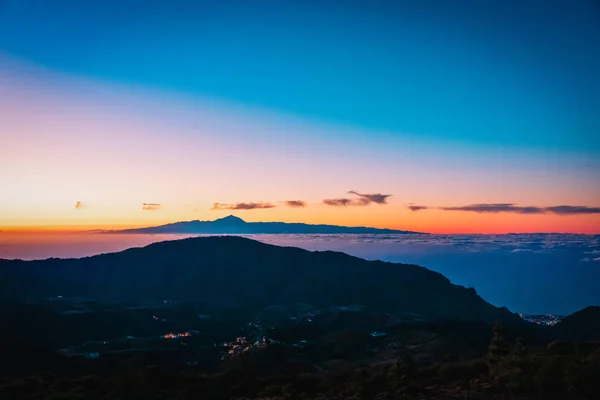 Puesta de sol en las montañas de Gran Canaria con vistas al Teide — Foto de Stock