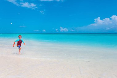 Mutlu çocuk koş, çocuk sahilde dalgalarla oyna