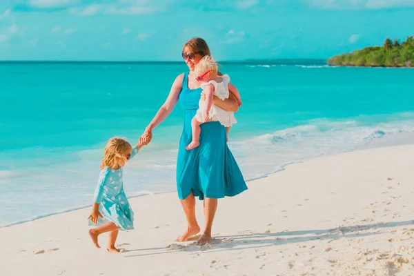 Family on beach vacation-mother with two kids at sea — Stock Photo, Image