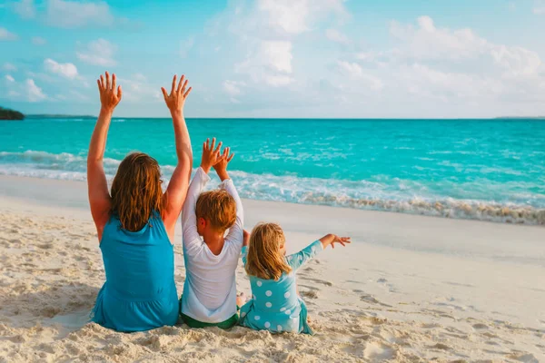 Mutlu anne ve oğlu ve kızı sahilde. — Stok fotoğraf