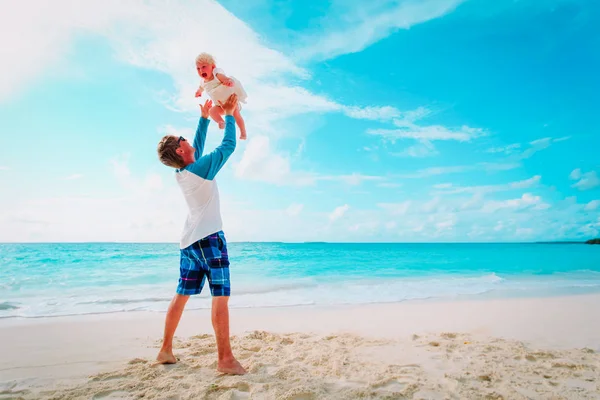 Father and cute little daughter play at beach — Stock Photo, Image