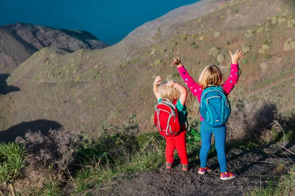 Kids-two little girls- Voyage dans les montagnes près de la mer, randonnée en famille — Photo