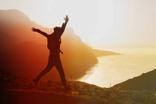 Turista feliz desfrutar de caminhadas em montanhas pôr do sol — Fotografia de Stock