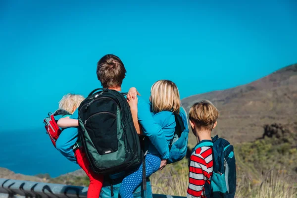 Pai com crianças viajar em montanhas, caminhadas em família — Fotografia de Stock