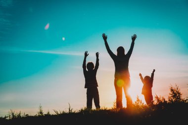Mutlu anne ve kızı, gün batımının tadını çıkarın.