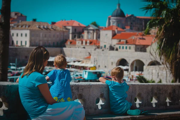 Family -mother with little son and daughter- looking at Dubrovnik, Croatia — Stock Photo, Image
