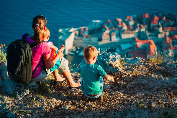 Mother with little son and daughter looking at old town Dubrovnik — Stock Photo, Image