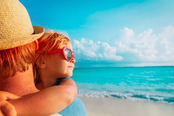 Otec a roztomilá malá dcera milující objetí na pláži — Stock fotografie