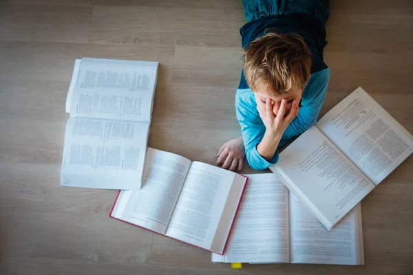 Pojke trött på att läsa, unge stressad genom att göra läxor — Stockfoto