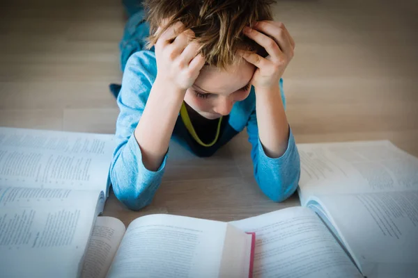 Garçon fatigué de la lecture, enfant stressé en faisant ses devoirs — Photo