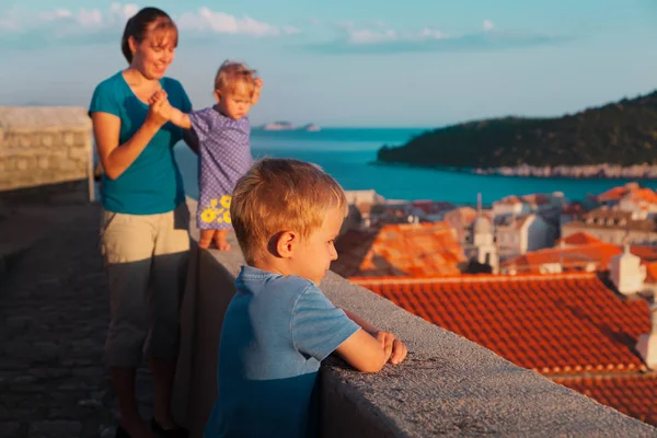 Familia feliz mirando Dubrovnik, Croacia desde las murallas de la ciudad, viajes familiares — Foto de Stock