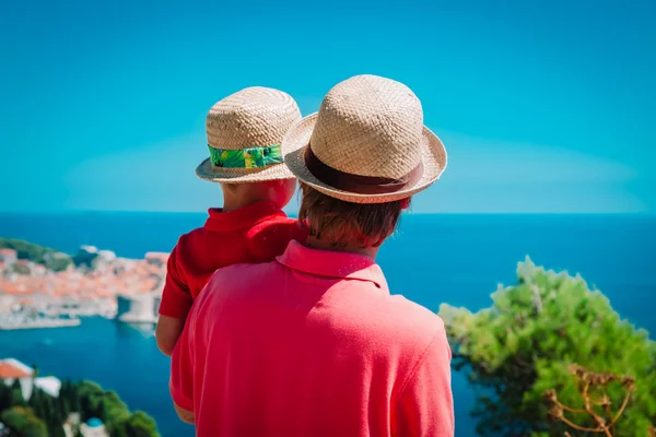 Padre e hijo pequeño de vacaciones en Dubrovnik, Croacia, viajes familiares en Europa — Foto de Stock