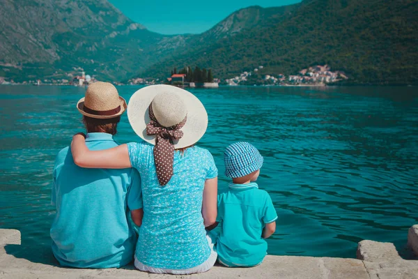 Lycklig familj med litet barn tittar på naturskön utsikt över Kotor Bay, Montenegro — Stockfoto