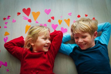 mutlu sevimli erkek ve kız oyun kağıdı, yürekleri Sevgililer günü