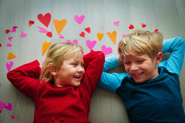 Feliz lindo chico y chica jugar con corazones de papel, día de San Valentín — Foto de Stock