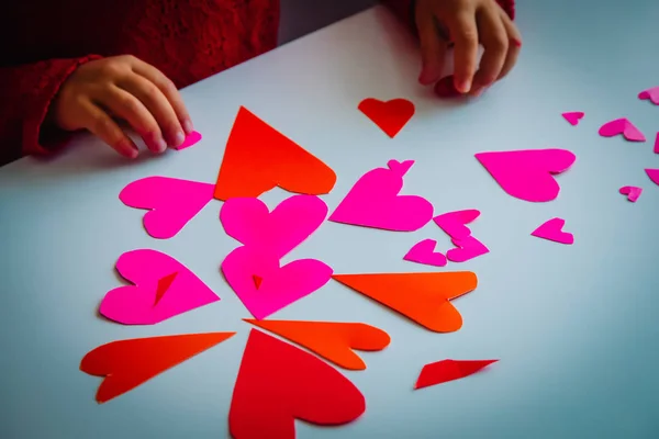 Kind het maken van harten van papier, voor te bereiden op Valentijnsdag — Stockfoto