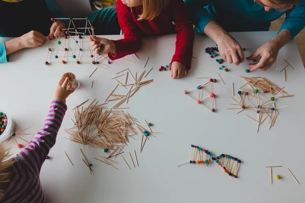 Barn och lärare att göra komplexa modeller av pinnar och lera, teknik och Stem — Stockfoto
