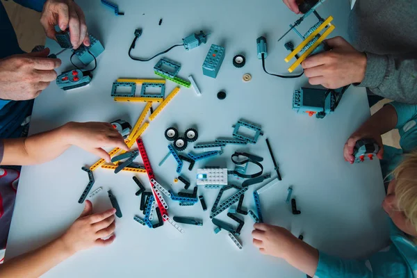 Crianças brincam com blocos de plástico, construindo robô na lição da escola, STEM — Fotografia de Stock