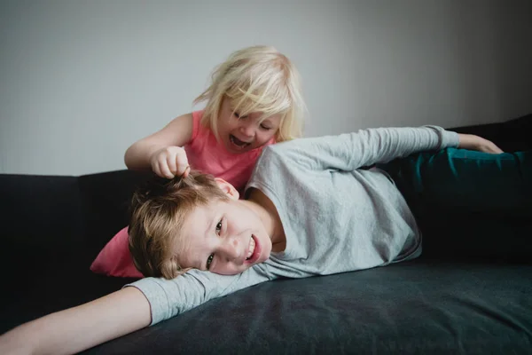 Брат і сестра суперництво, дитяча агресія, сімейний конфлікт — стокове фото