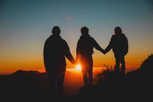 Père avec les enfants-garçon et la fille- Voyage dans les montagnes du coucher du soleil — Photo