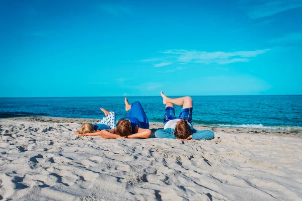 Feliz família-pai, mãe com pequena filha relaxar na praia — Fotografia de Stock
