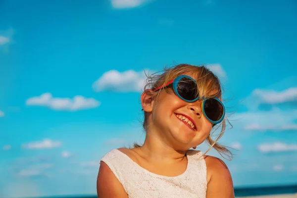 Happy cute girl laugh at summer beach — ストック写真