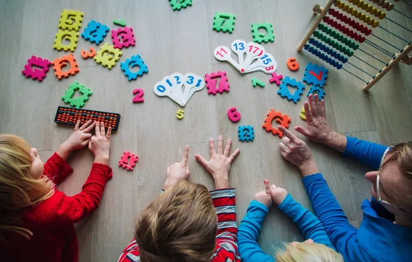 Çocuklu baba sayıları öğreniyor, parmaklarla sayıyor, temel matematik. — Stok fotoğraf