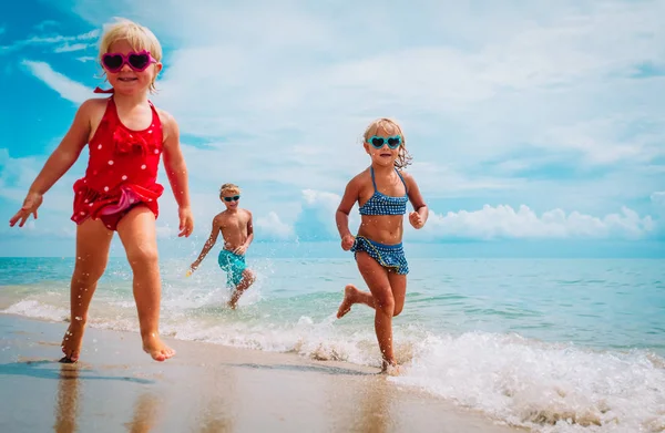 Bambini felici godono di vacanza al mare, ragazzo e ragazze si divertono — Foto Stock