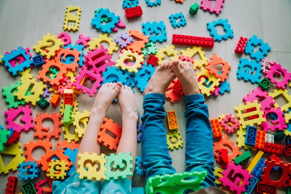 Barn leka med pussel, lärande former och siffror — Stockfoto