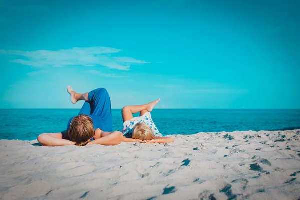 Mãe feliz com pequena filha relaxar na praia — Fotografia de Stock