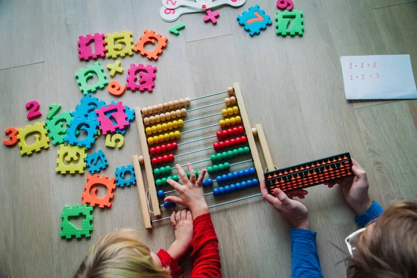 Far med med liten flicka lärande abacus beräkning — Stockfoto