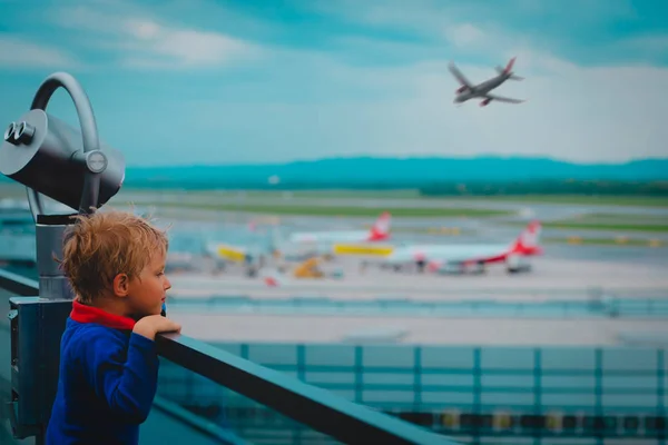 Netter kleiner Junge beim Anblick von Flugzeugen am Flughafen — Stockfoto