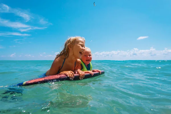 Šťastný roztomilý holky si zaplavat na pláži dovolená — Stock fotografie