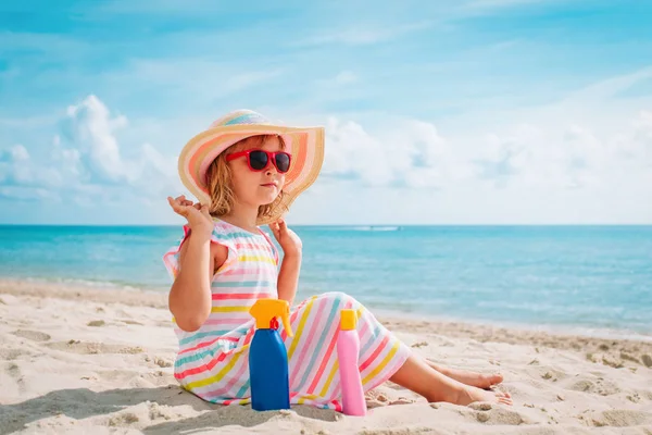 Plaj tatilinde güneş kremi sürmüş güzel bir kız. — Stok fotoğraf