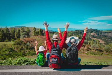 Mutlu aile-annesi, küçük kızı olan baba doğada iyi yolculuklar.