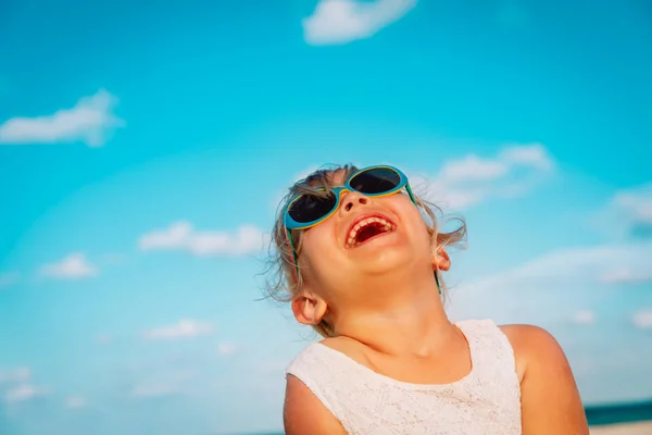 Mutlu tatlı kız yaz kumsalında gülüyor. — Stok fotoğraf