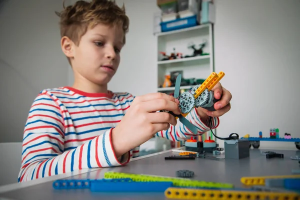 Robot de construction d'enfant à la leçon d'école de technologie robotique — Photo