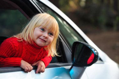 mutlu küçük kız zevk doğada arabayla seyahat