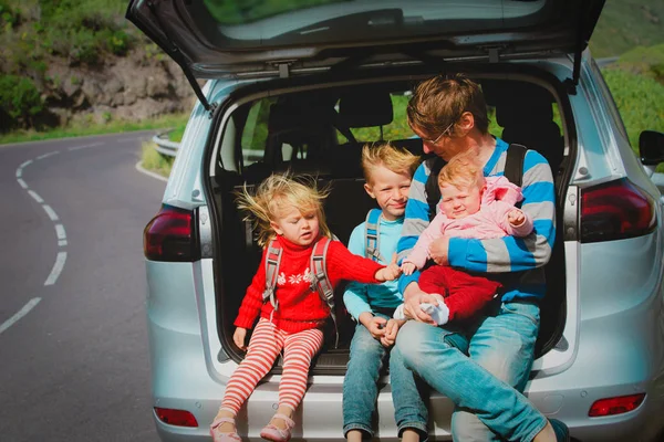 Podróży rodziny przez samochód - szczęśliwy ojciec z dziećmi na drodze — Zdjęcie stockowe
