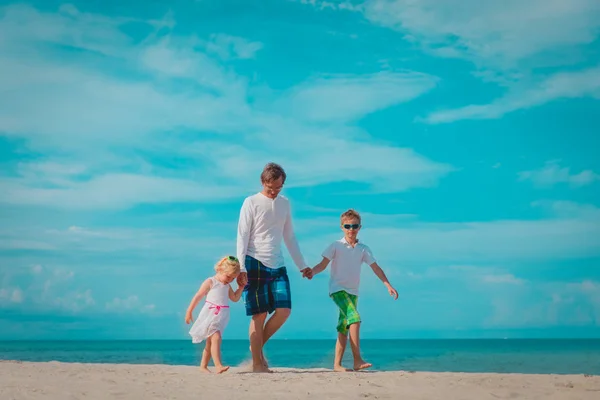 Padre con figlio e figlia passeggiando sulla spiaggia — Foto Stock