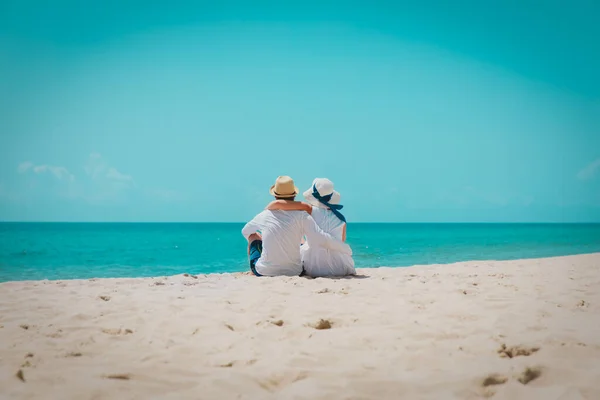 Happy romantic loving couple on tropical beach — Stock Photo, Image