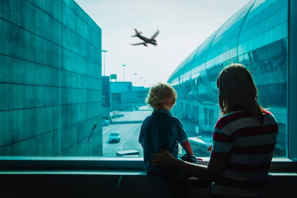 Мати з маленьким сином дивиться на літаки в аеропорту — стокове фото